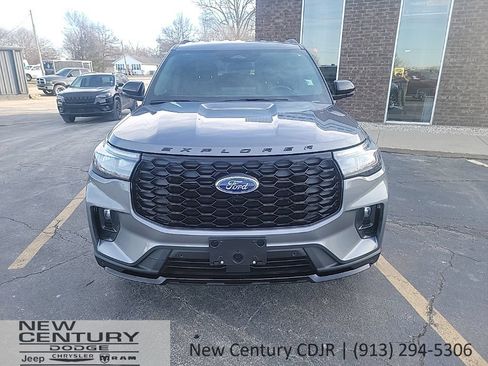 Used 2025 Ford Explorer ST-Line AWD/4WD image 8