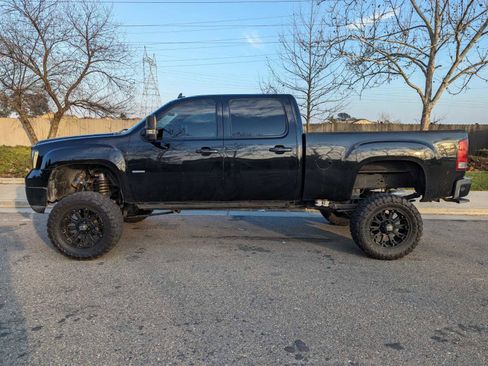 Used 2007 GMC Sierra 2500 SLT w/ EZ-Lift Tailgate Package RWD image 2