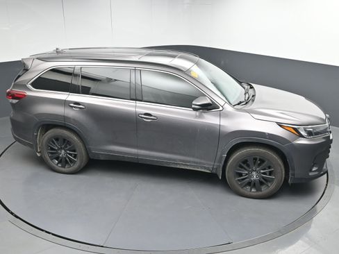 Used 2019 Toyota Highlander SE w/ Carpet Mat Package (TMS) image 34