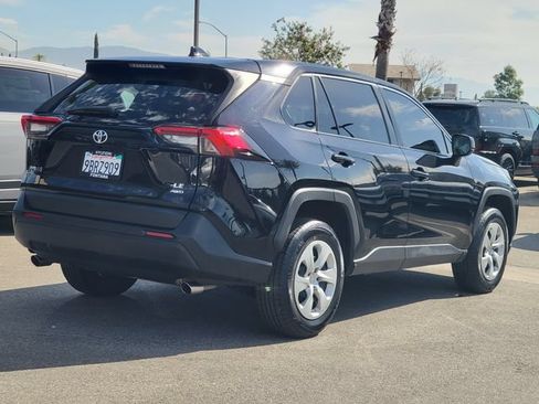 Used 2022 Toyota RAV4 LE AWD/4WD image 4