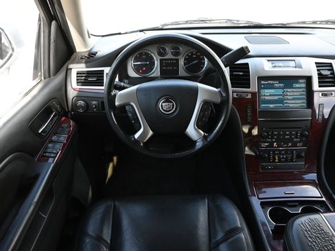 Used 2012 Cadillac Escalade Luxury RWD image 10