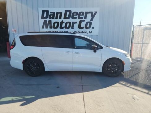 New 2026 Chrysler Pacifica Limited w/ S Appearance Package image 13