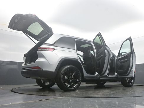 Used 2024 Jeep Grand Cherokee Altitude image 69