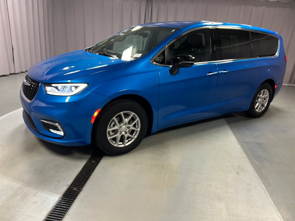 Used 2026 Chrysler Pacifica Select FWD image 3