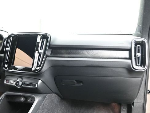 Used 2023 Volvo XC40 Recharge Ultimate image 15