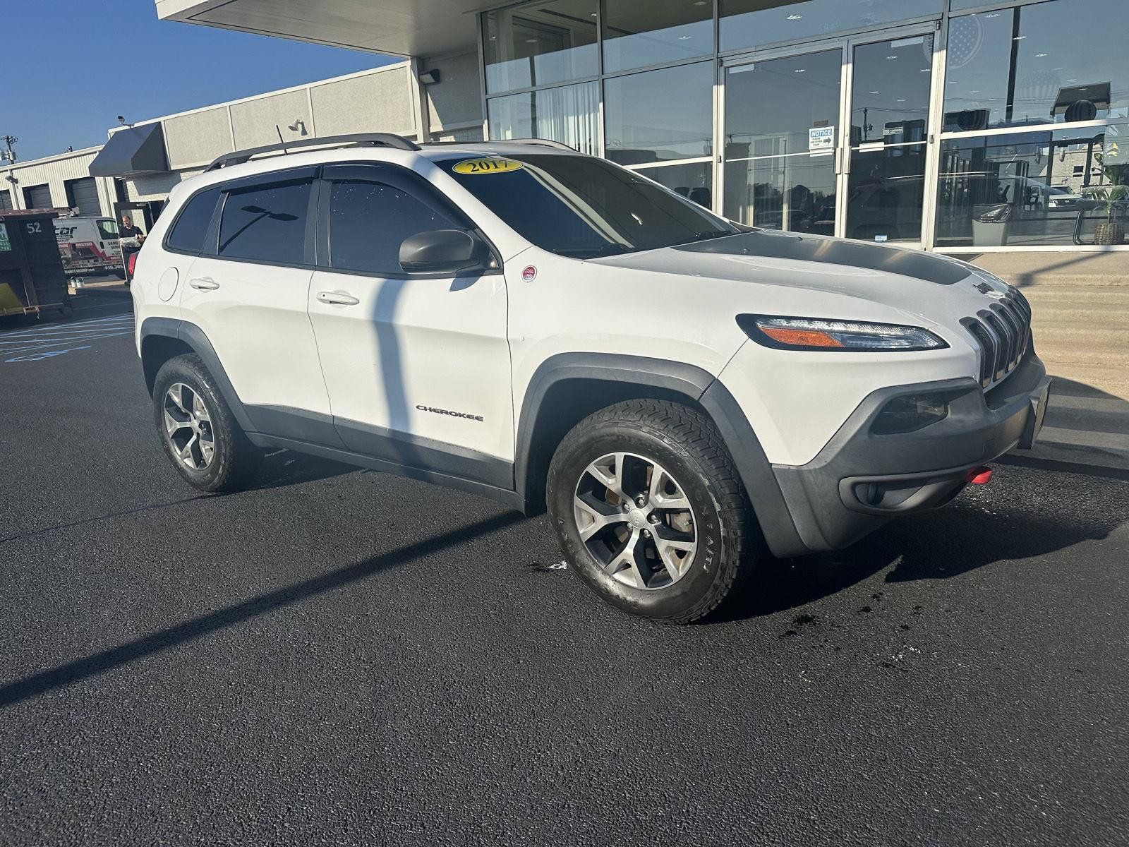 Used 2017 Jeep Cherokee Trailhawk AWD/4WD image 2