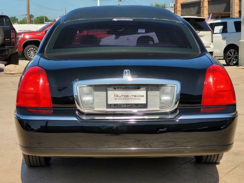 Used 2003 Lincoln Town Car Executive image 5