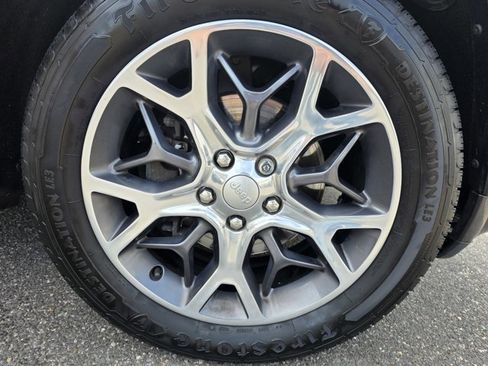 Used 2020 Jeep Grand Cherokee Overland image 3