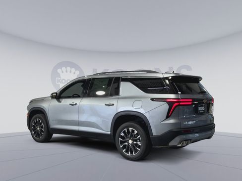 New 2026 Chevrolet Traverse LT w/ Sun and Wheel Package FWD image 8