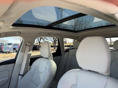 Used 2023 Volvo XC60 T8 Ultimate w/ Climate Package image 33