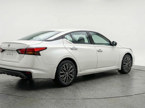 Used 2025 Nissan Altima 2.5 SV image 9