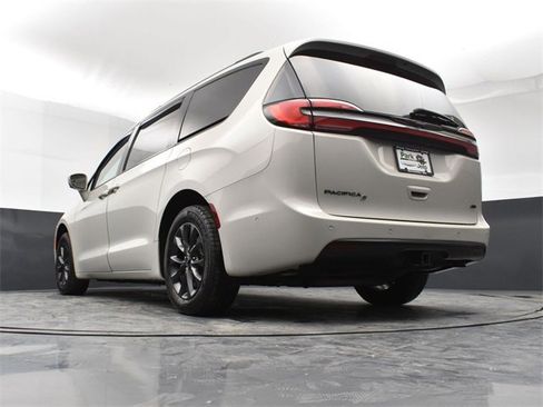 Used 2021 Chrysler Pacifica Touring-L w/ Premium & Safety Sphere Group image 22