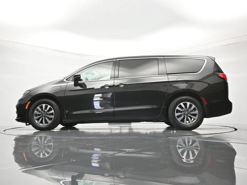 Used 2023 Chrysler Pacifica Touring-L FWD image 43