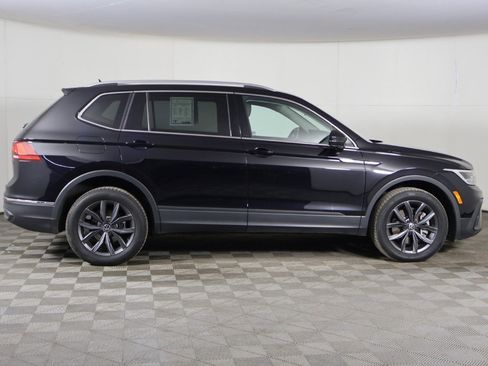 Used 2022 Volkswagen Tiguan SE w/ Panoramic Sunroof Package image 13
