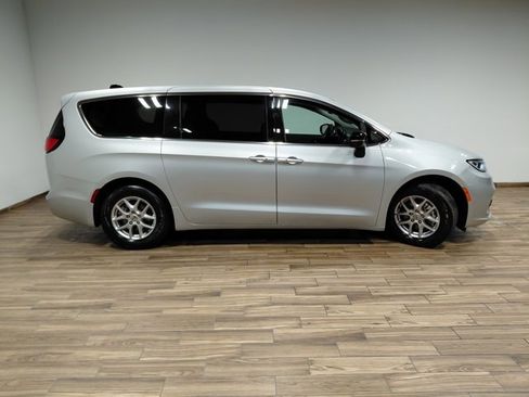 Used 2024 Chrysler Pacifica Touring-L image 20
