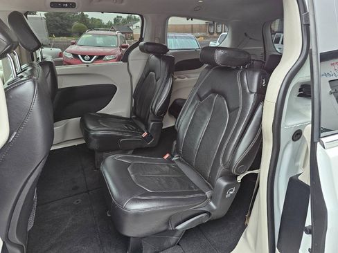 Used 2022 Chrysler Pacifica Touring-L AWD/4WD image 10