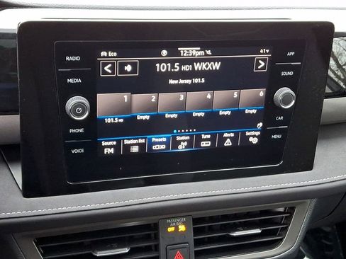 Used 2025 Volkswagen Taos SE image 17