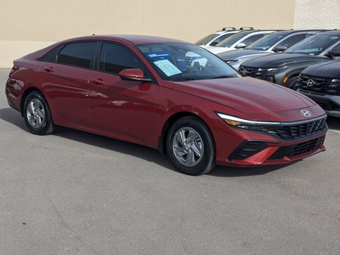 Certified 2025 Hyundai Elantra SE image 1