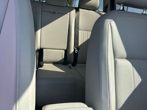 Used 2023 Volkswagen Tiguan SE image 38