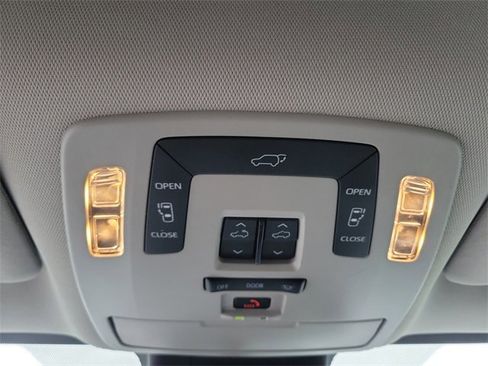 Used 2022 Toyota Sienna XLE image 32