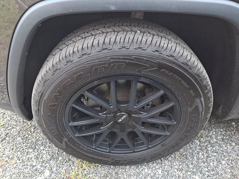 Used 2018 Jeep Grand Cherokee Limited AWD/4WD image 3