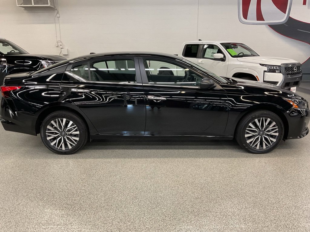 Used 2024 Nissan Altima 2.5 SV AWD/4WD image 4