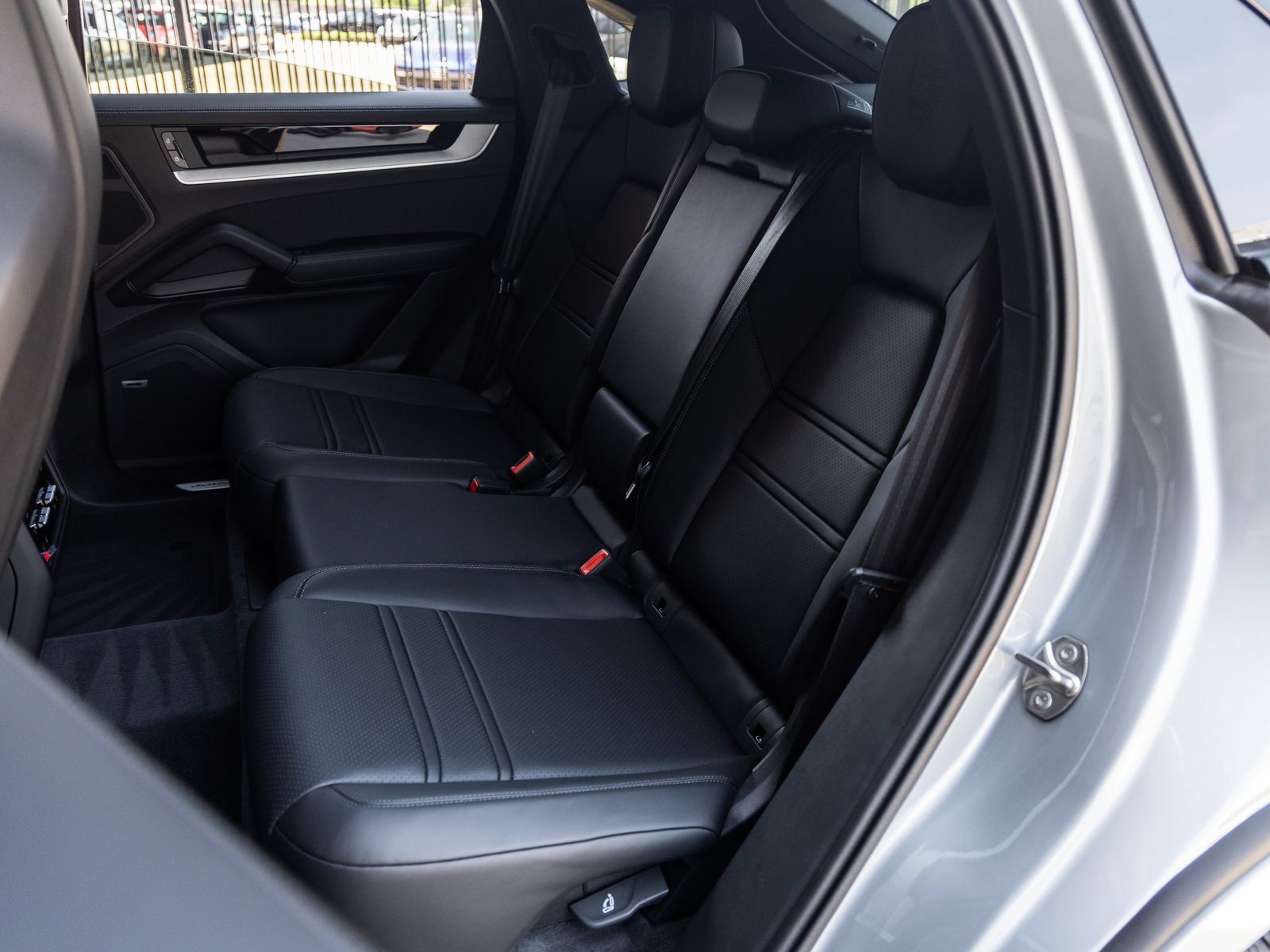 Certified 2025 Porsche Cayenne E-Hybrid Coupe AWD/4WD image 35