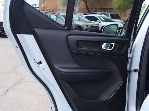 Used 2022 Volvo XC40 T4 Momentum image 23