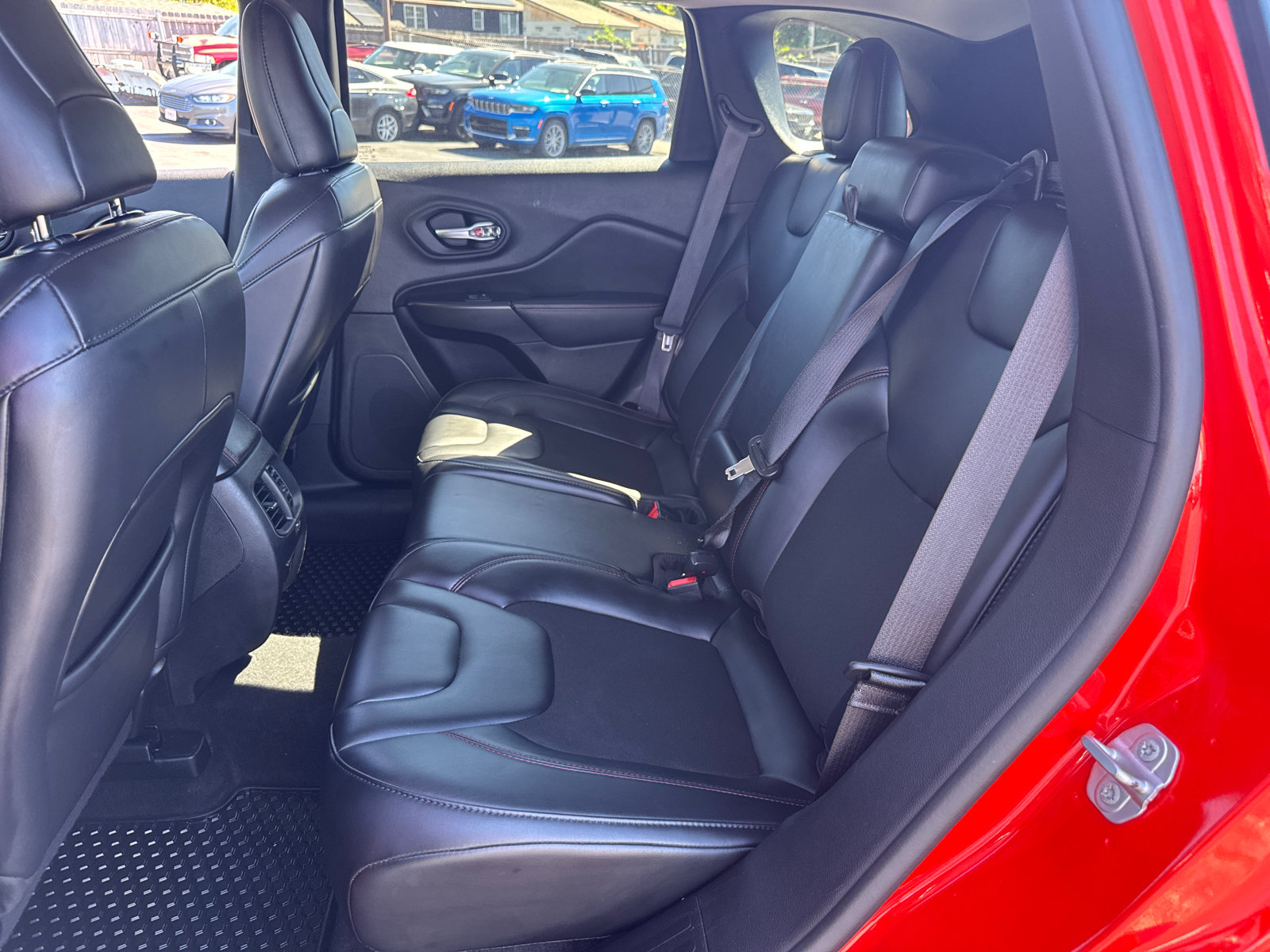 Used 2021 Jeep Cherokee Trailhawk AWD/4WD image 6