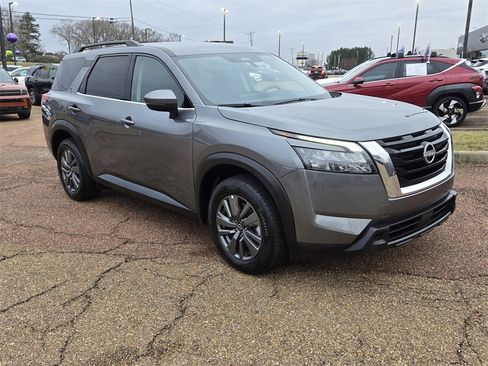 Used 2025 Nissan Pathfinder SV image 2