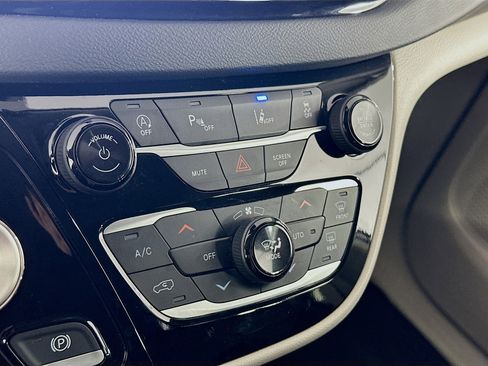 Used 2024 Chrysler Pacifica Touring-L image 22