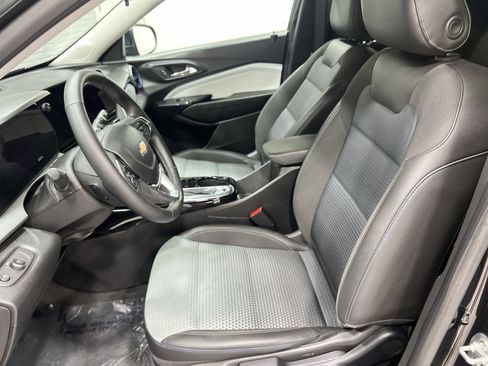 Used 2025 Chevrolet Trax LT w/ LT Convenience Package FWD image 11