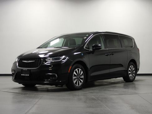 Used 2023 Chrysler Pacifica Touring-L FWD image 8