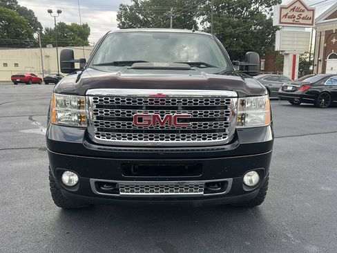 Used 2011 GMC Sierra 2500 Denali w/ Suspension Package, Off-Road AWD/4WD image 2