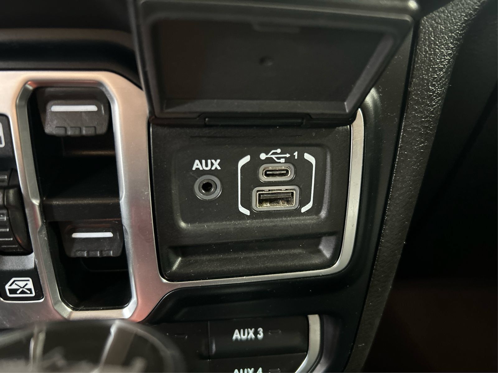 Used 2024 Jeep Wrangler Unlimited Sahara AWD/4WD image 35