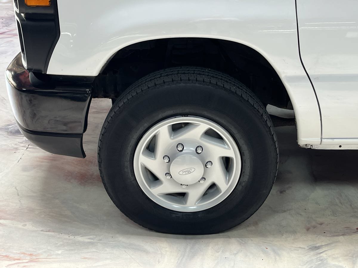 Used 2009 Ford E-350 and Econoline 350 Super Duty RWD image 21
