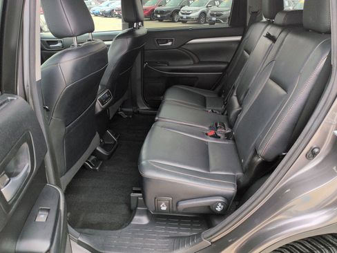 Used 2016 Toyota Highlander XLE image 25