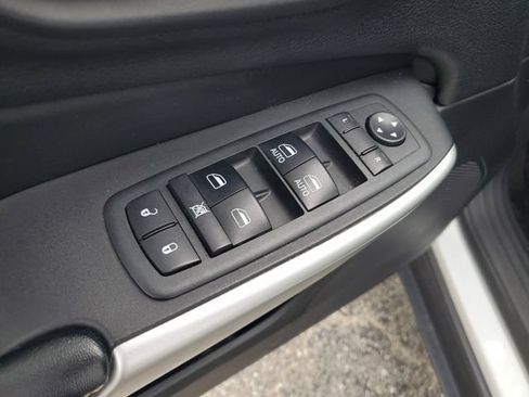 Used 2018 Jeep Cherokee Latitude Plus w/ Comfort/Convenience Group FWD image 9