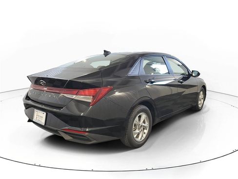 Used 2022 Hyundai Elantra SE image 6