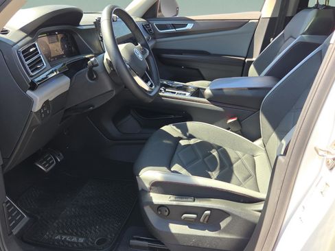 Used 2024 Volkswagen Atlas Peak Edition SEL image 9