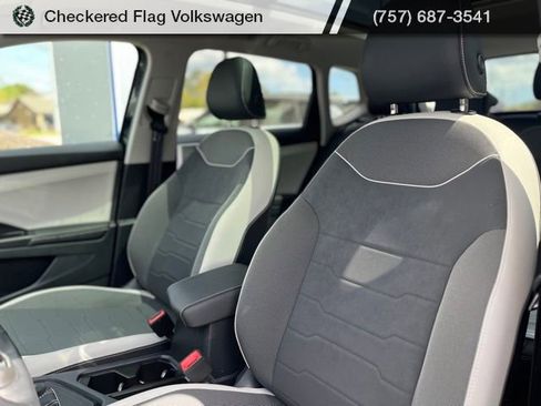 Used 2025 Volkswagen Taos SE image 20