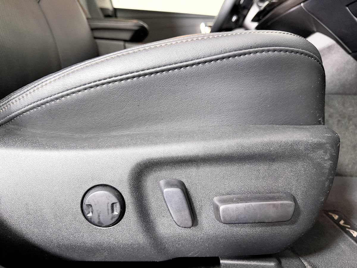Used 2016 Toyota Avalon Limited FWD image 50