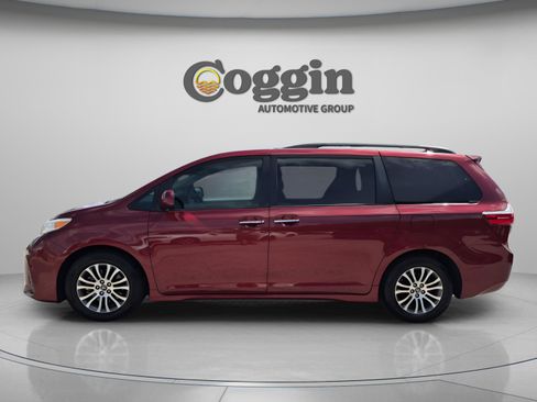Used 2019 Toyota Sienna XLE w/ XLE Navigation Package FWD image 2