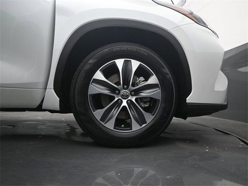 Used 2022 Toyota Highlander XLE image 18