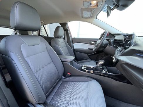 Used 2025 Chevrolet Trax LT w/ LT Convenience Package image 31