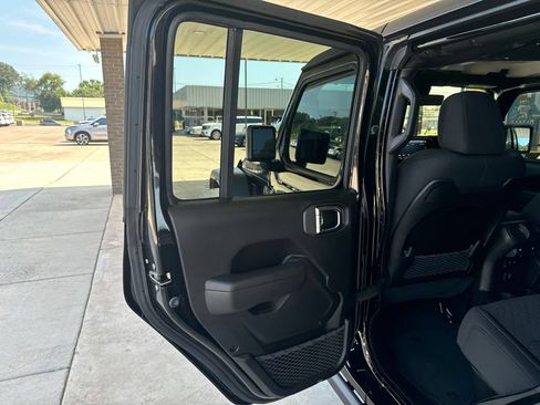 Used 2024 Jeep Gladiator Mojave w/ Technology Group AWD/4WD image 17