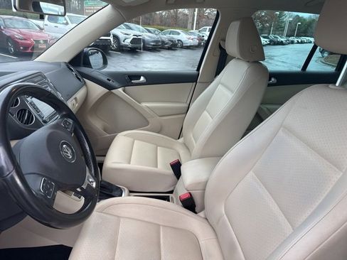 Used 2013 Volkswagen Tiguan SE image 9