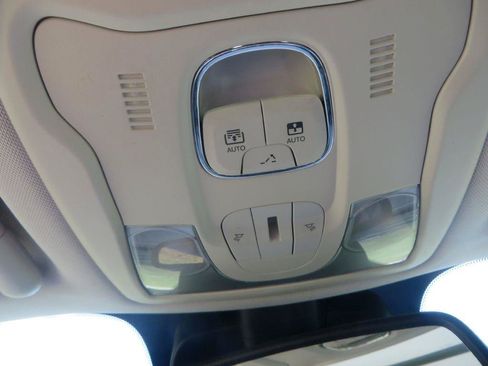 Used 2018 Jeep Renegade Latitude w/ Safety & Security Group FWD image 22