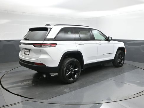 New 2025 Jeep Grand Cherokee Altitude image 11
