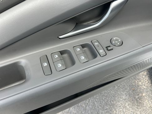 Used 2024 Hyundai Elantra Blue FWD image 13